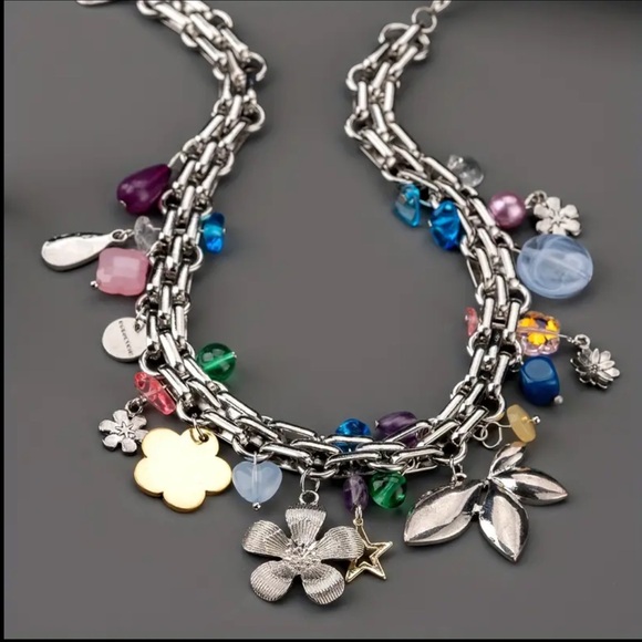 NWOT Vintage Elegant Charm Pendant Necklace with Flowers and Bead Accents - Picture 5 of 7